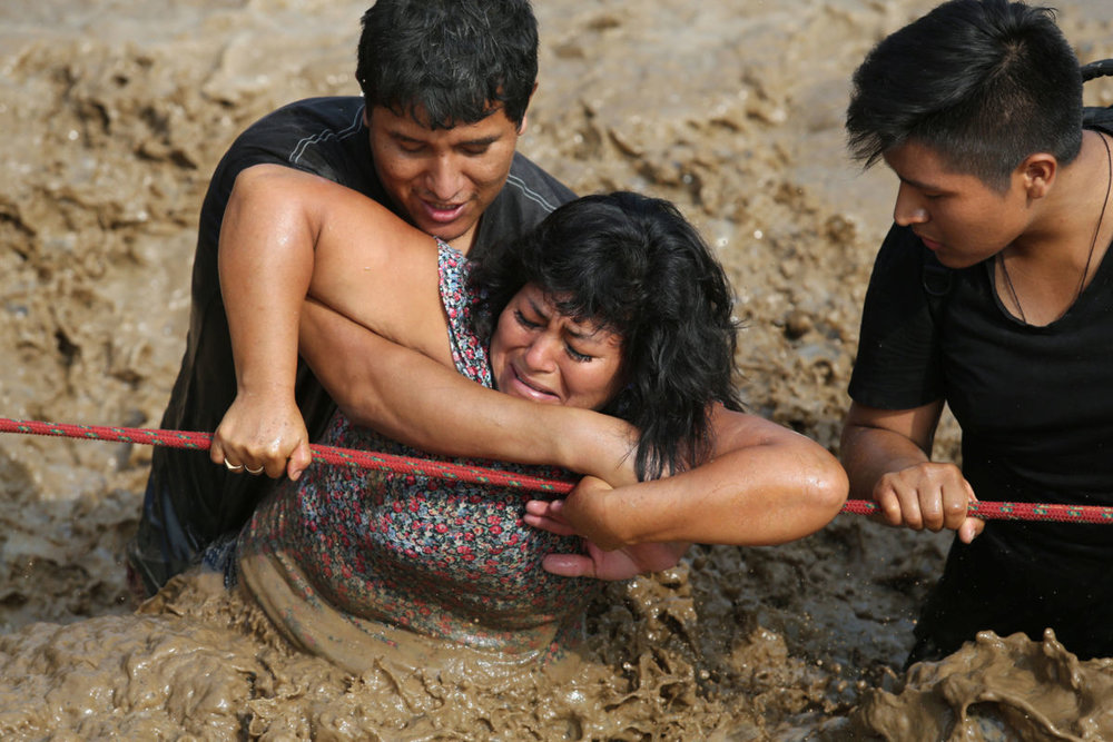  The death toll in Peru's flooding and mudslides reached 90 over the weekend, according to state-run news agency Andina.More than half a million people in and around the country's capital, Lima, have been affected by storms and flooding, authorities said. "We know it is a difficult situation, but we are controlling it, and we are hopeful that it will soon pass," President Pedro Pablo Kuczynski said. 